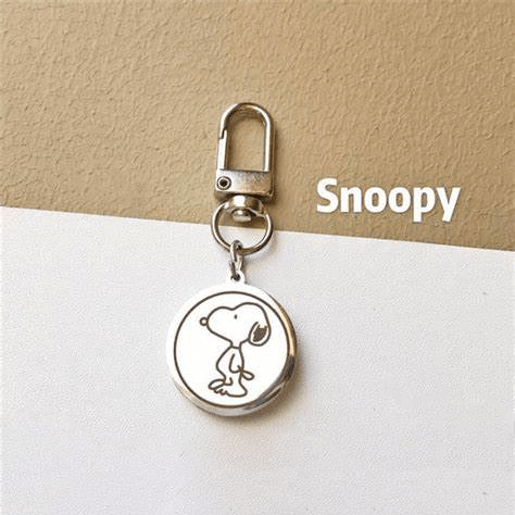 Snoopy Simple Metal Round Shield Stainless Steel Keychain to embellish Bags, Purses, Cases