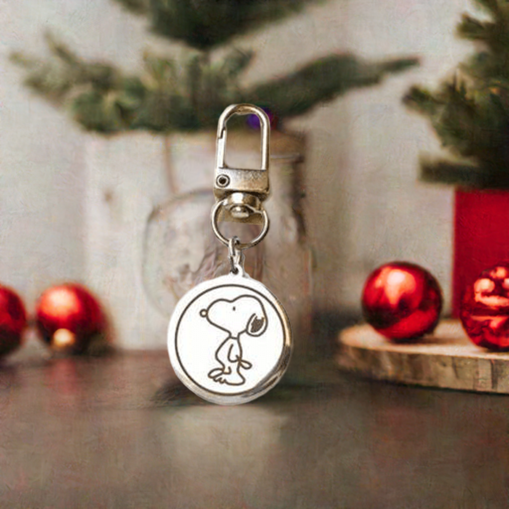 Snoopy Simple Metal Round Shield Stainless Steel Keychain to embellish Bags, Purses, Cases